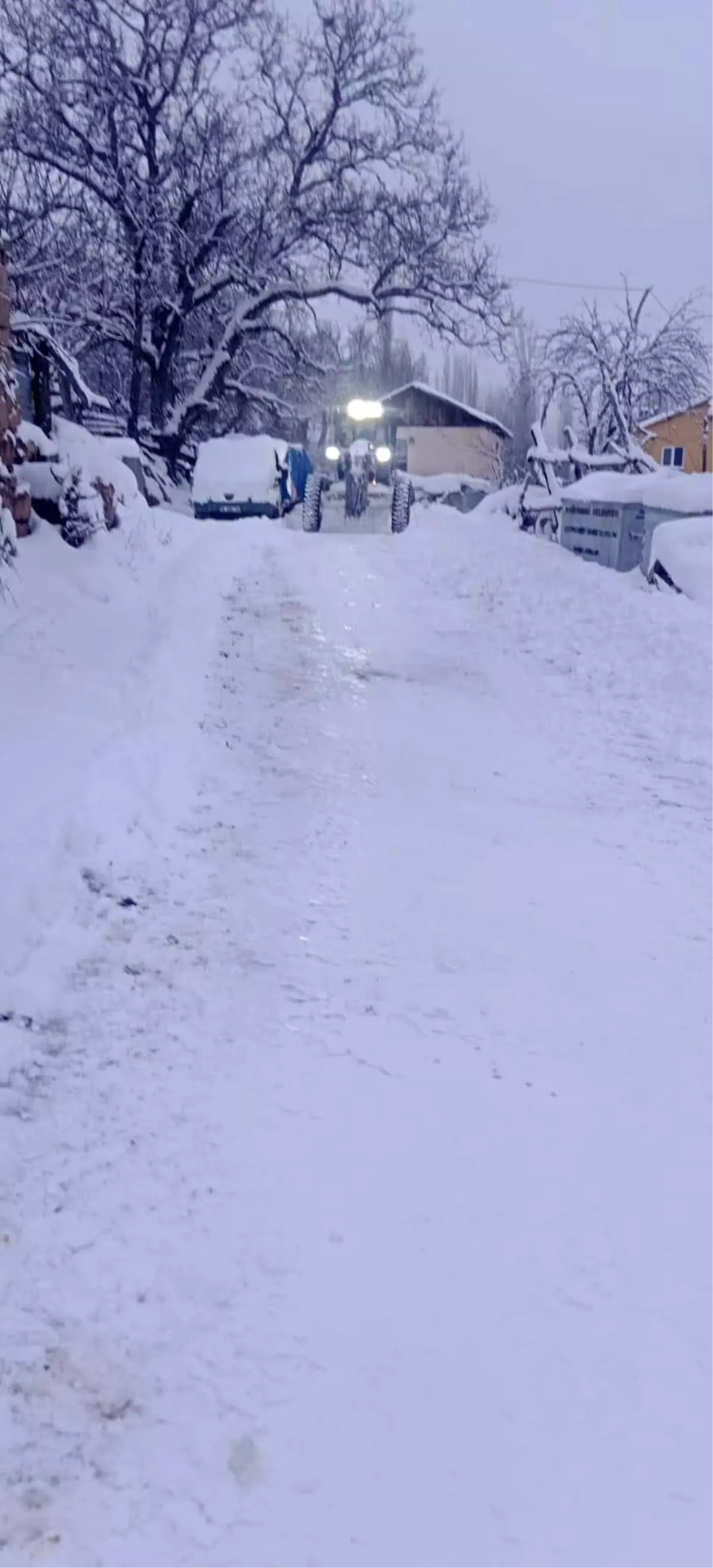 Sivas\'ta Yoğun Kar Yol Ulaşımını Kesiyor