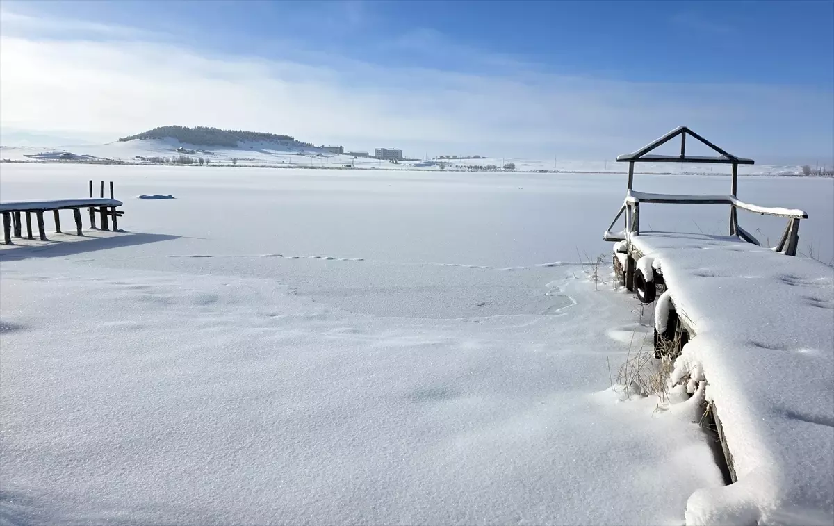 Hafik Gölü Buzla Kaplandı