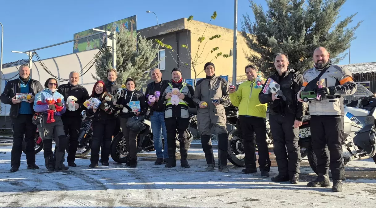 Türkiye\'de motosiklet sürücülerinin trafik kazalarına karışma oranını azaltmayı hedefleyen OMM Riders Derneği\'nden iyilik sürüşü