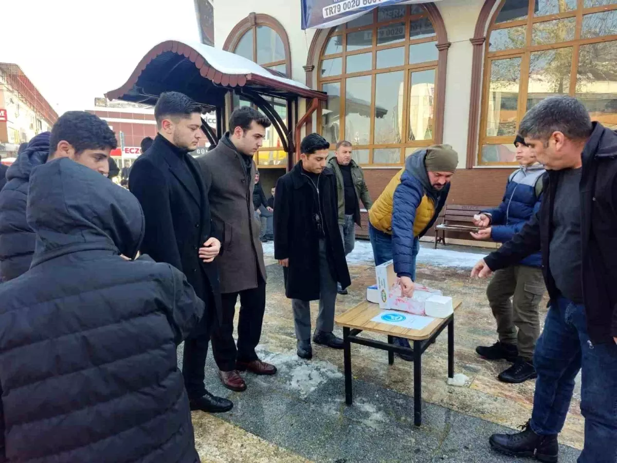 Ülkü Ocakları\'ndan Şehitler İçin Lokum İkramı