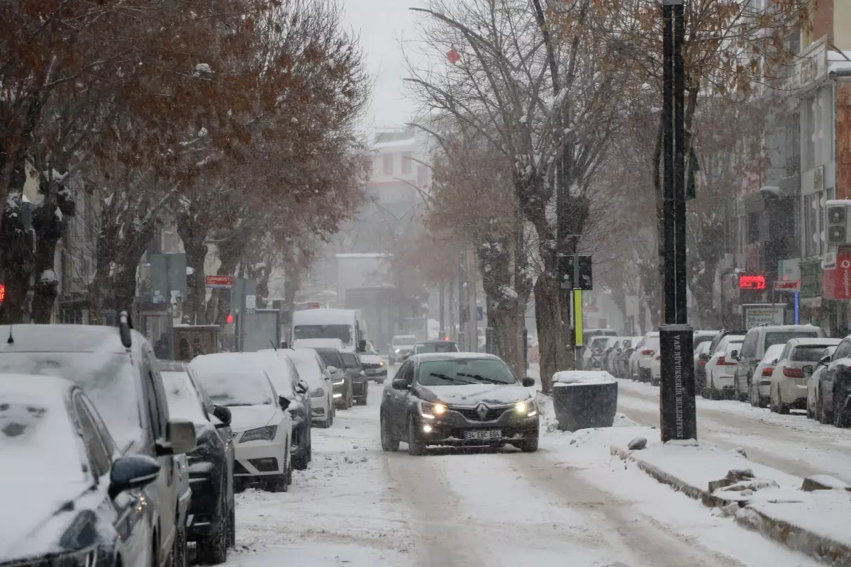 Van\'da Kar Kapanmaları ve Okul Tatili