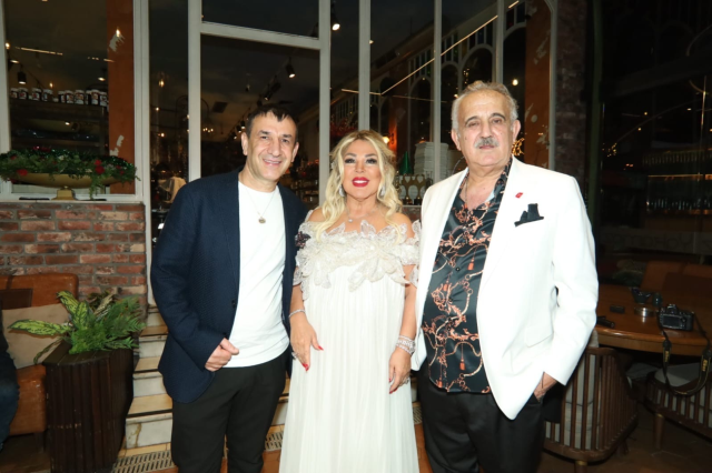 Yakamoz Restoran'da yılbaşı sürprizi: Safiye Soyman gelinlikle sahneye çıktı, Faik Öztürk hindi dağıttı Yakamoz Restoran'da yılbaşı sürprizi: Safiye Soyman gelinlikle sahneye çıktı, Faik Öztürk hindi dağıttı