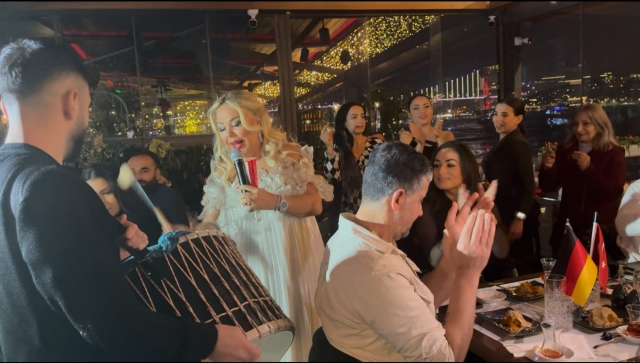 Yakamoz Restoran'da Yılbaşı Sürprizi: Safiye Gelinlikle Sahne Aldı Yakamoz Restoran'da Yılbaşı Sürprizi: Safiye Gelinlikle Sahne Aldı