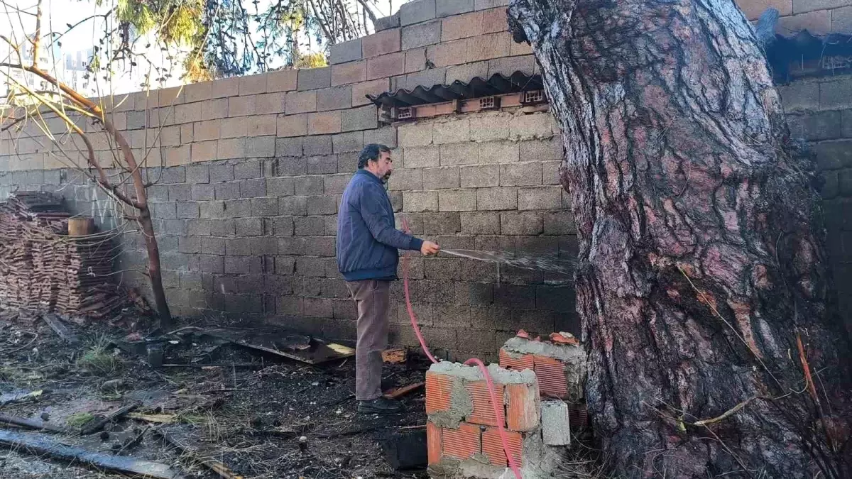 Yangının eve sıçramaması için alevlere hortumlarla müdahale ettiler
