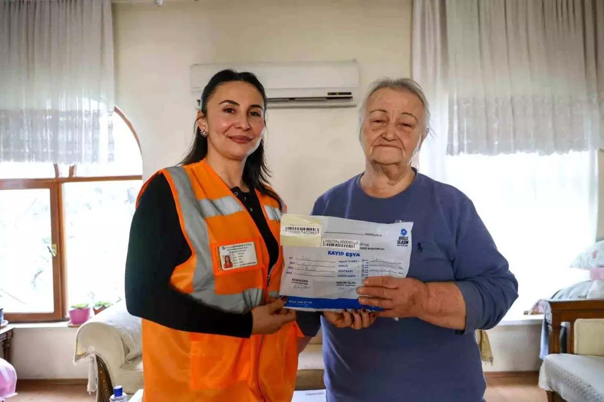 Yaşlı kadının bindiği otobüste unuttuğu cüzdan evine kadar getirilip teslim edildi