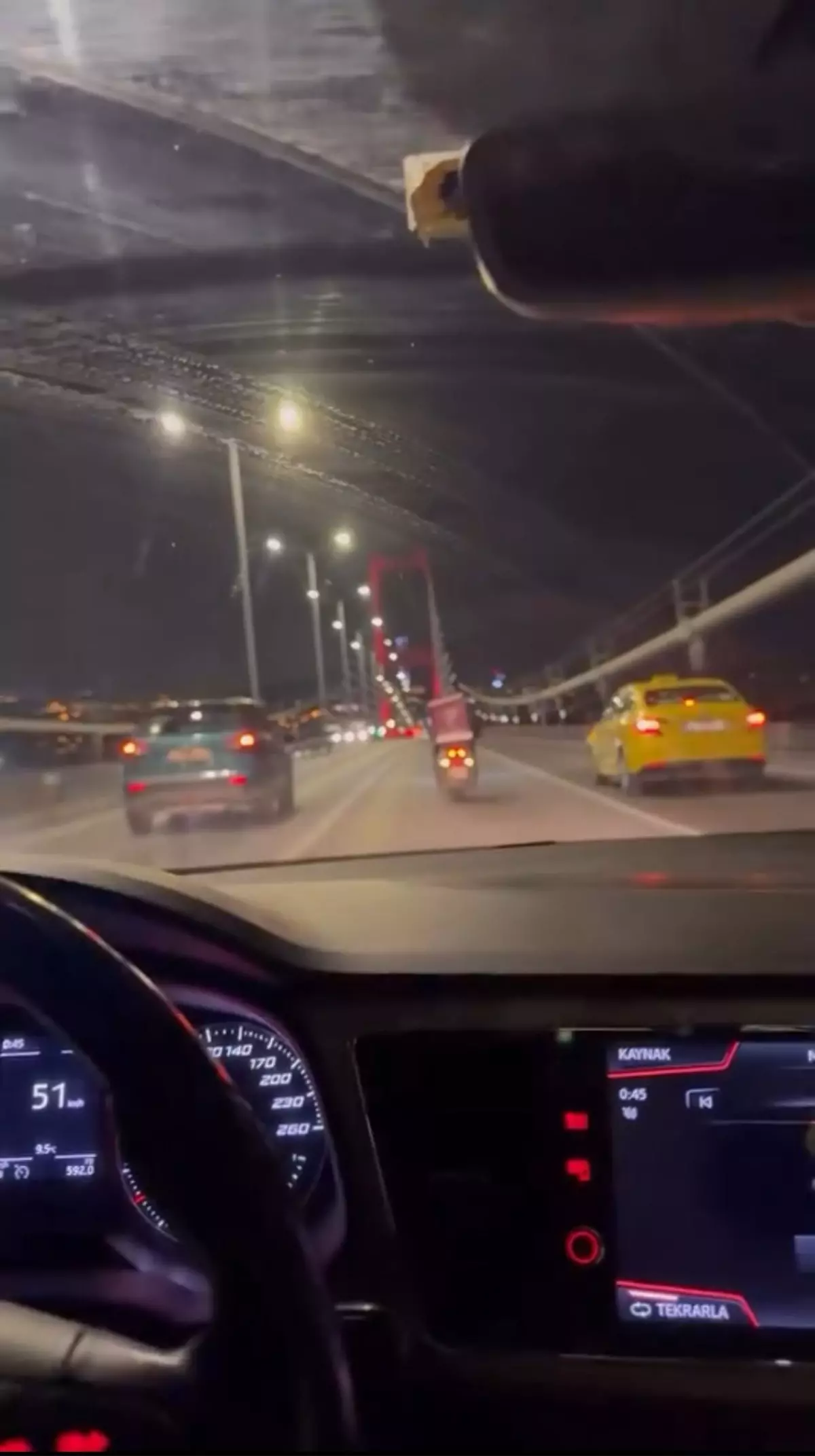 İstanbul\'da Lodosun Etkisi: Motokuryeyi Koruyan İki Otomobil