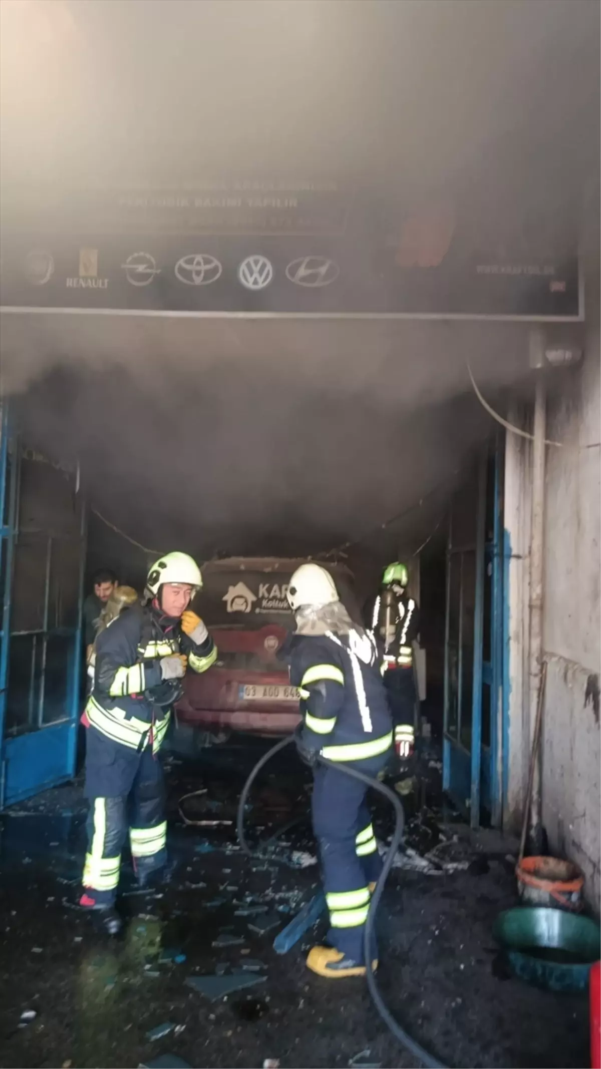 Afyonkarahisar\'da Yangın: 14 Yaşında Çocuk Yaralandı