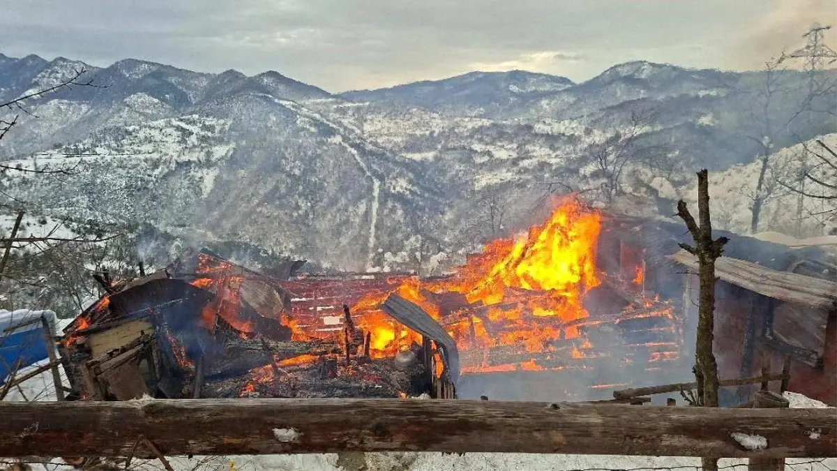 Alevlere teslim olan ahşap ev tamamen yandı