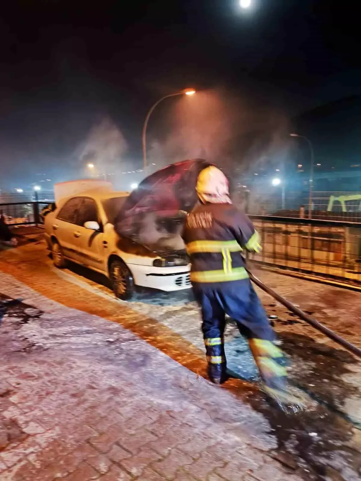 Araç yangını kısa sürede söndürüldü