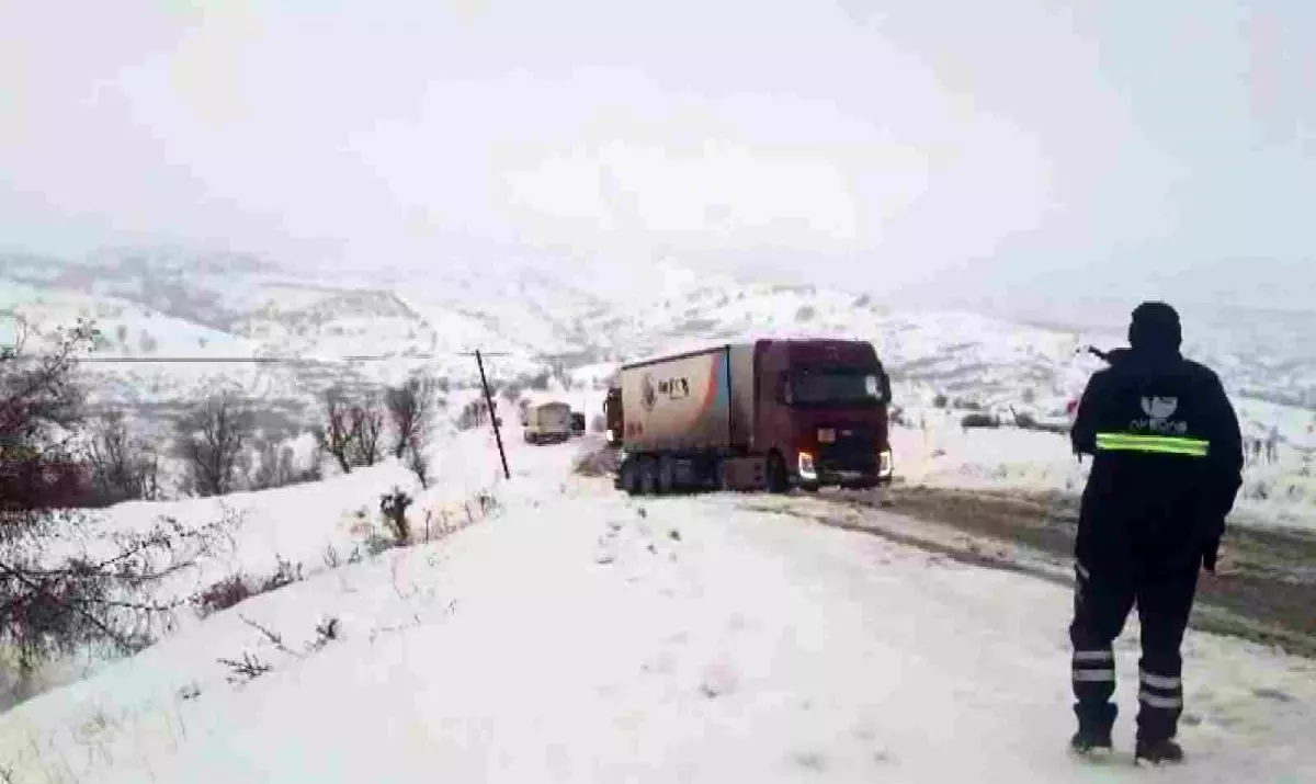 Sincik\'te Yoğun Kar Sebebiyle Araçlar Mahsur Kaldı