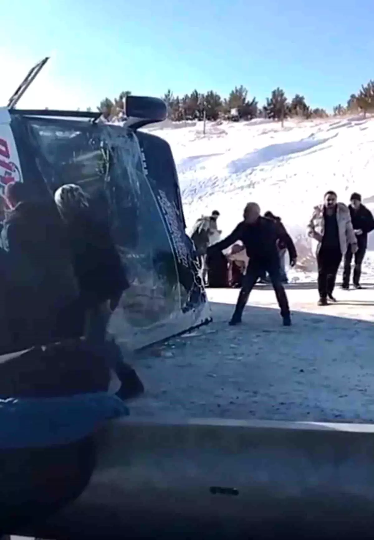 Otobüs Devrildi: 17 Yaralı