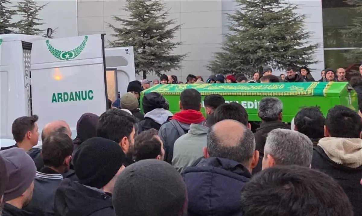 Çığda Hayatını Kaybeden Çobanın Cenazesi Defnedildi