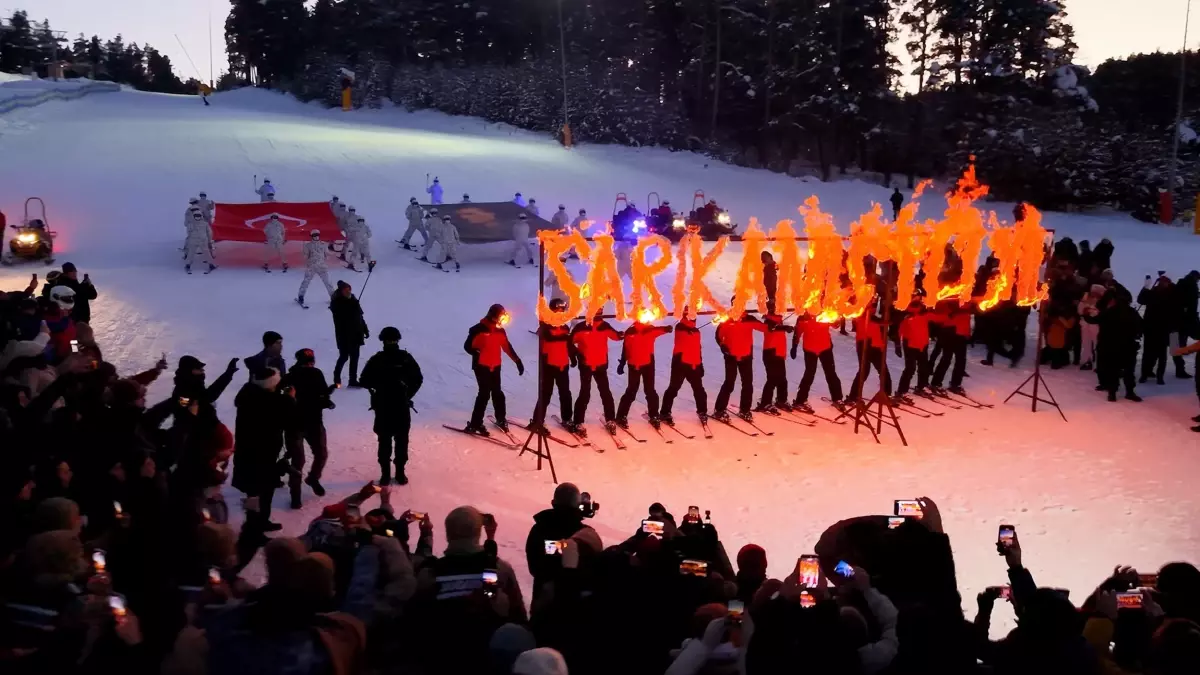 Sarıkamış\'ta JAK\'tan Meşaleli Kayak Gösterisi ve Anma Yürüyüşü