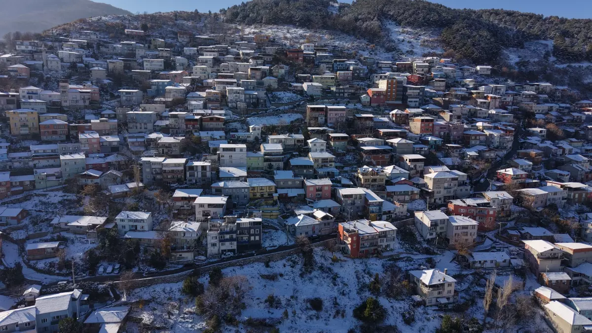 Bursa\'da Karla Beyazlanan Renkli Evler