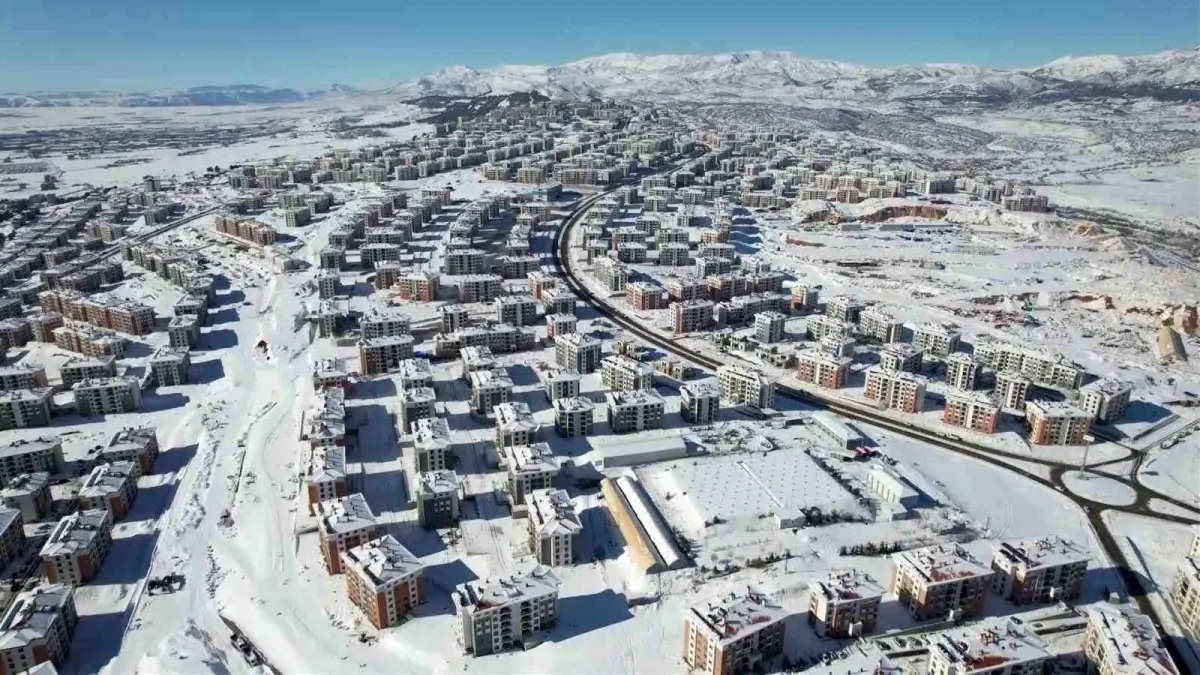Adıyaman\'da Deprem Konutları Karlarla Kaplandı