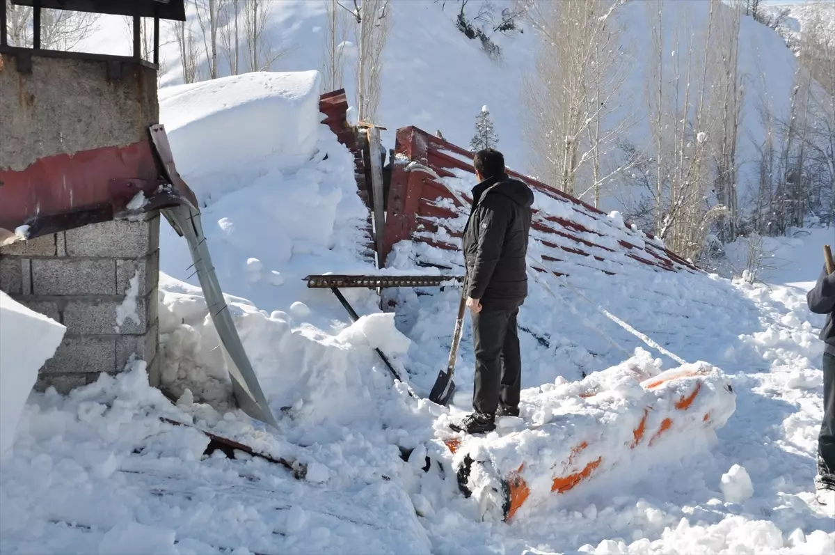 Bitlis\'te Yoğun Kar Çatıyı Çöktürdü