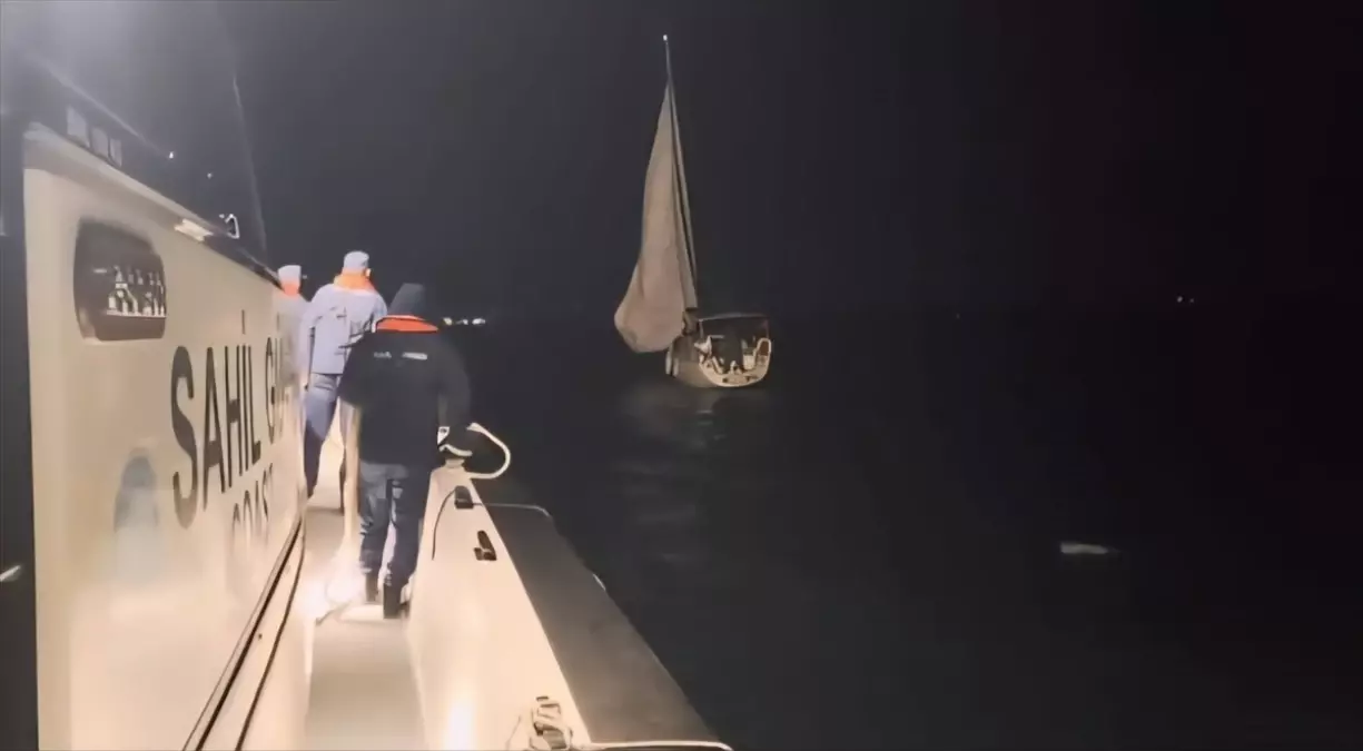 Bozcaada\'da Yelkenli Kurtarıldı