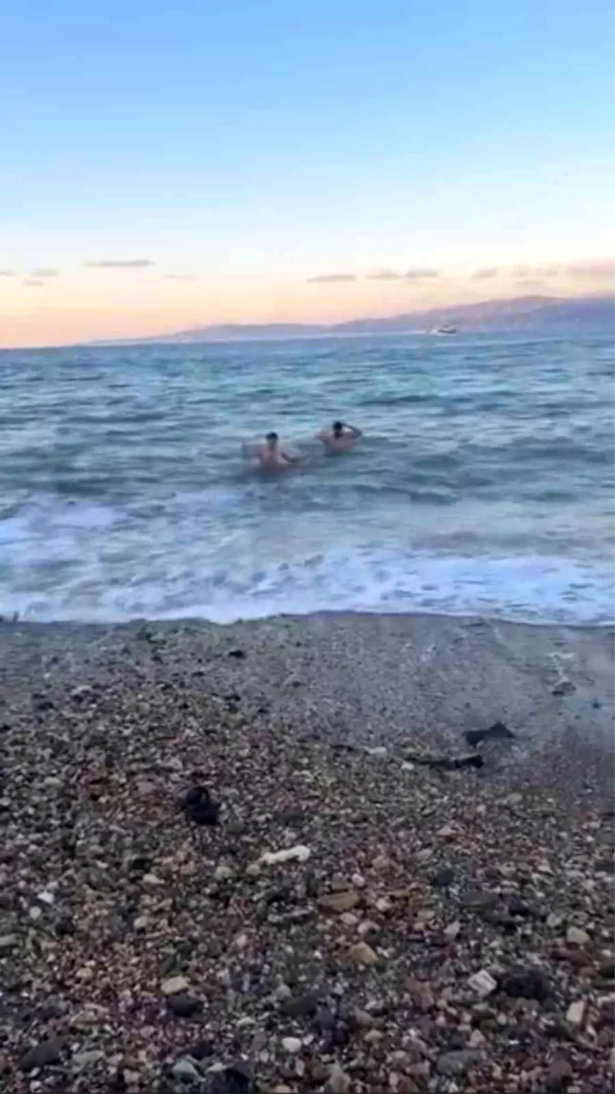 Bursa\'da Soğuk Havada Denize Girenler