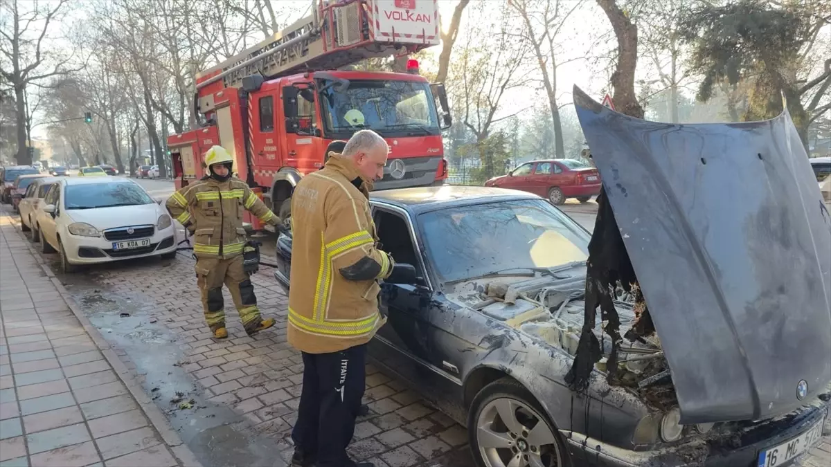 İnegöl\'de Seyir Halindeki Otomobilde Yangın