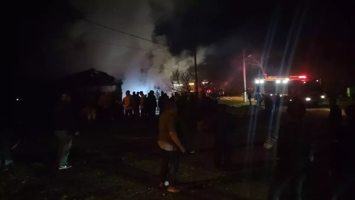 Çan\'da Yangın: Otomobil ve Ahır Zarar Gördü