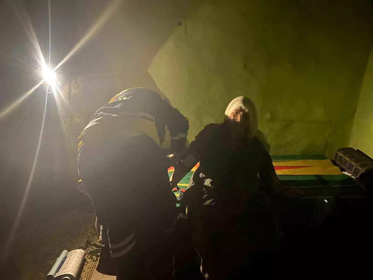 Diyarbakır\'da belediye ve sağlık ekipleri yolu kapalı köydeki yaşlı çifte böyle ulaştı