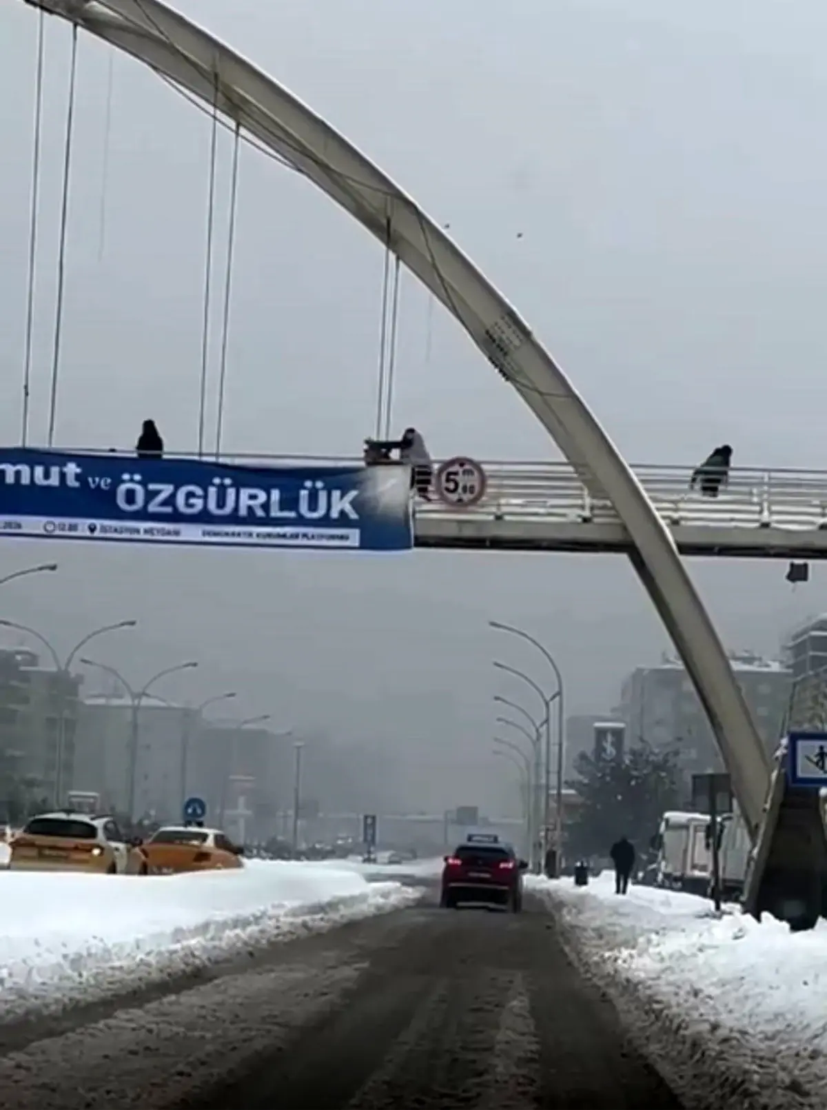 Diyarbakır\'da Kar Topu İddiasıyla Çocuklar Darp Edildi