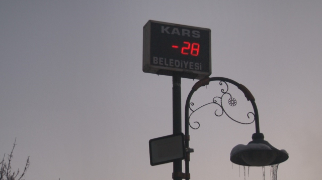 Doğu Anadolu ili buz kesti! Termometre eksi 28'i gösterdi Doğu Anadolu ili buz kesti! Termometre eksi 28'i gösterdi