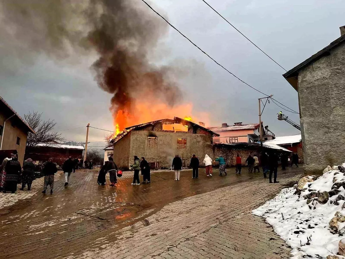Kütahya\'da Ahır Yangını Paniğe Neden Oldu