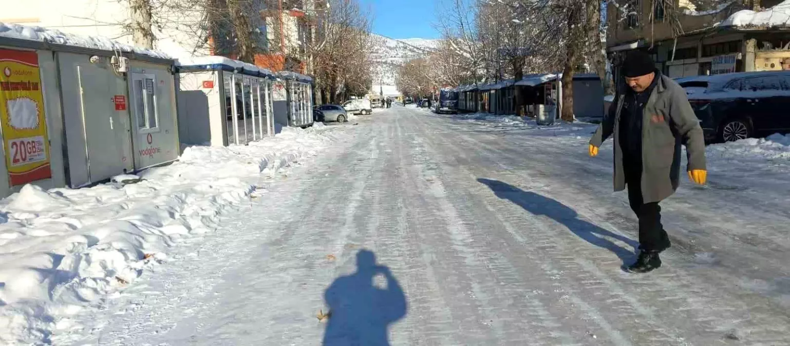 Gölbaşı\'nda yollar buz pistine döndü