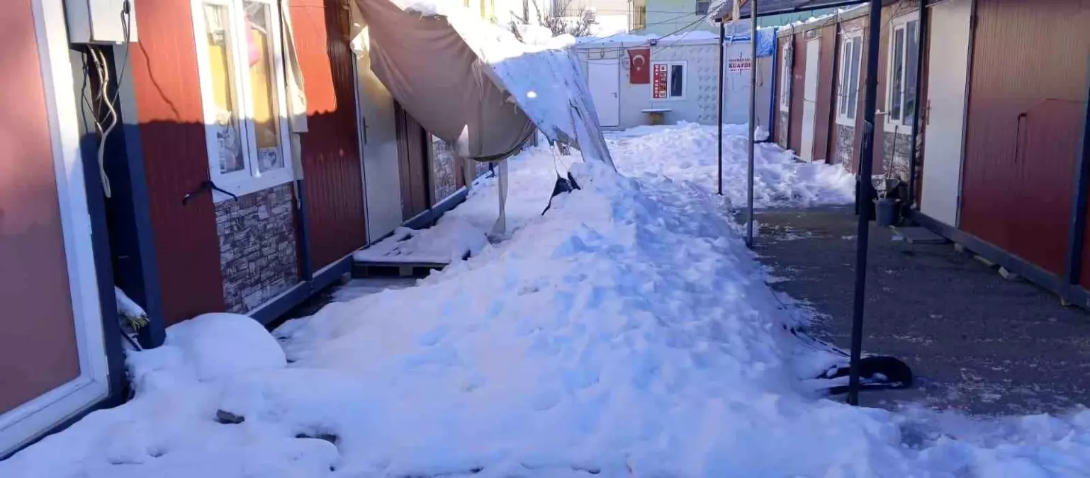 Gölbaşı\'nda Kar Yağışı Çökmelere Neden Oldu