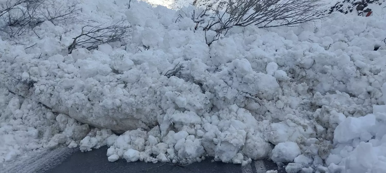 Çukurca\'da Çığ Düştü, Yol Kapandı