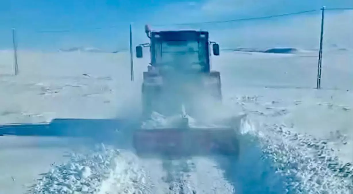 Köylüler Karla Mücadele İçin Bir Araya Geldi