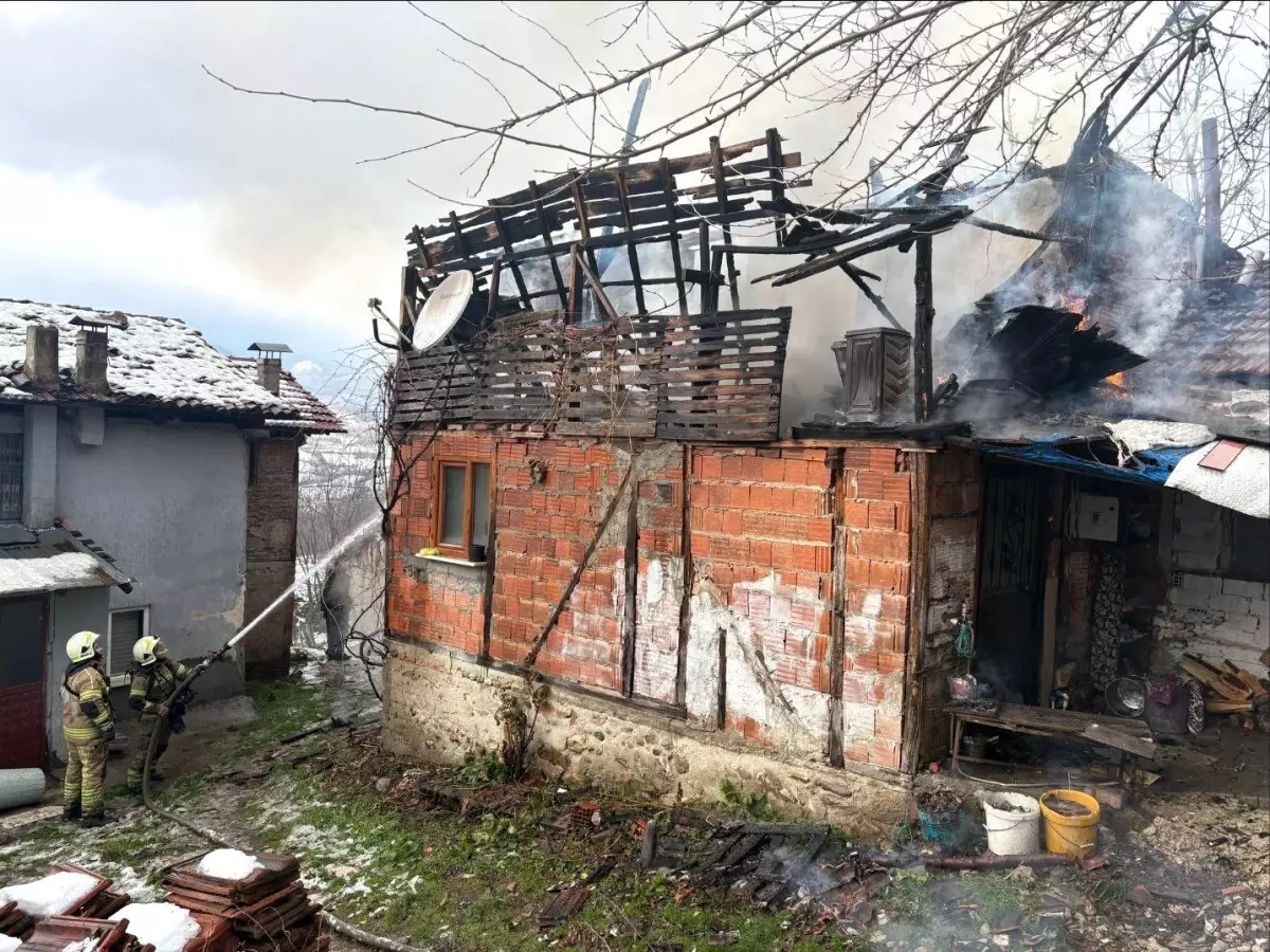 İnegöl\'de Yangın: Tek Katlı Ev Kül Oldu