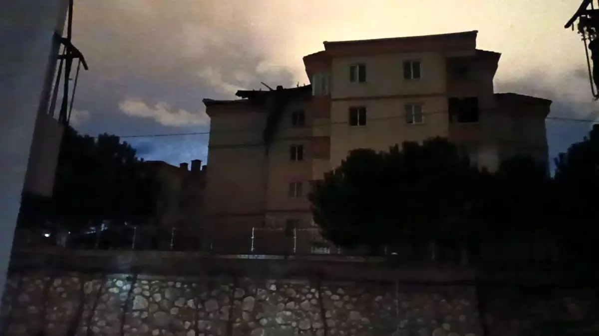 Bursa\'da Şiddetli Lodos Çatıları Uçurdu