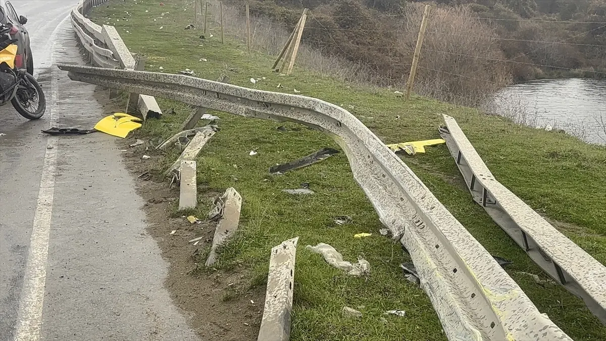 Arnavutköy\'de Otobüs Bariyere Çarptı