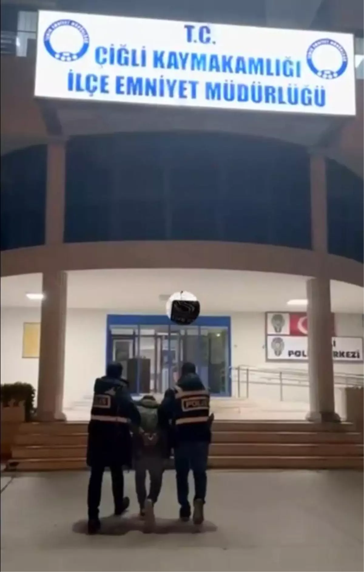 İzmir\'de Uyuşturucu Operasyonu: 17 Bin Hap Ele Geçirildi