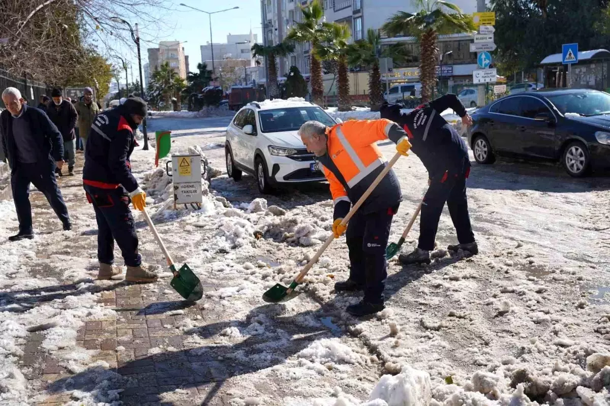 Kâhta Belediyesi\'nden karla mücadelede kesintisiz çalışma