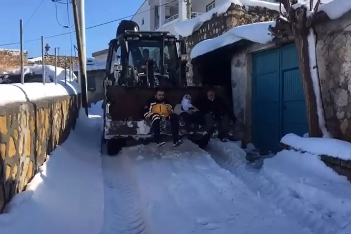 Yollar karla kaplandı, hasta kepçeyle hastaneye ulaştırıldı