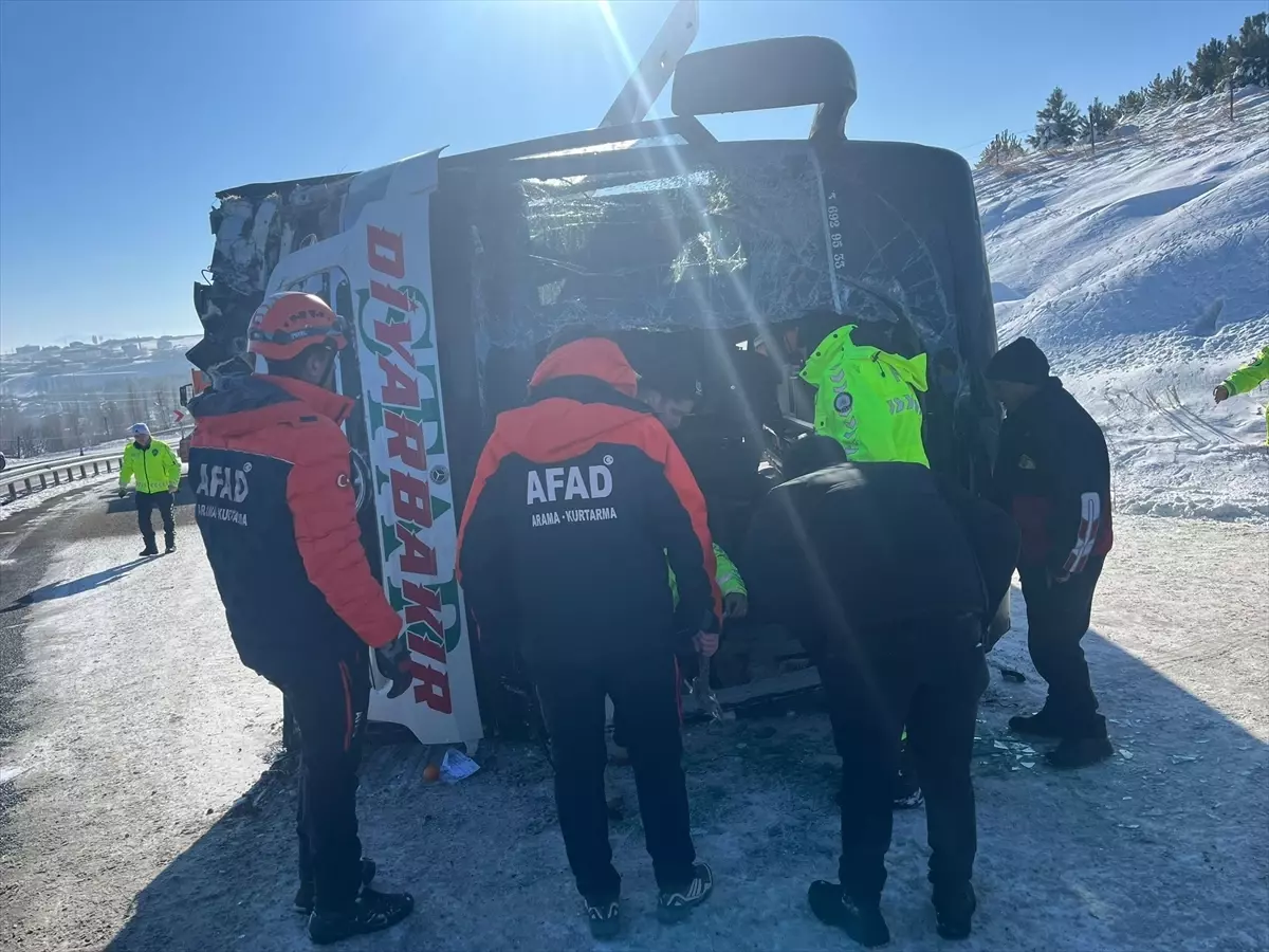 Kars\'ta Otobüs Devrildi: 17 Yaralı