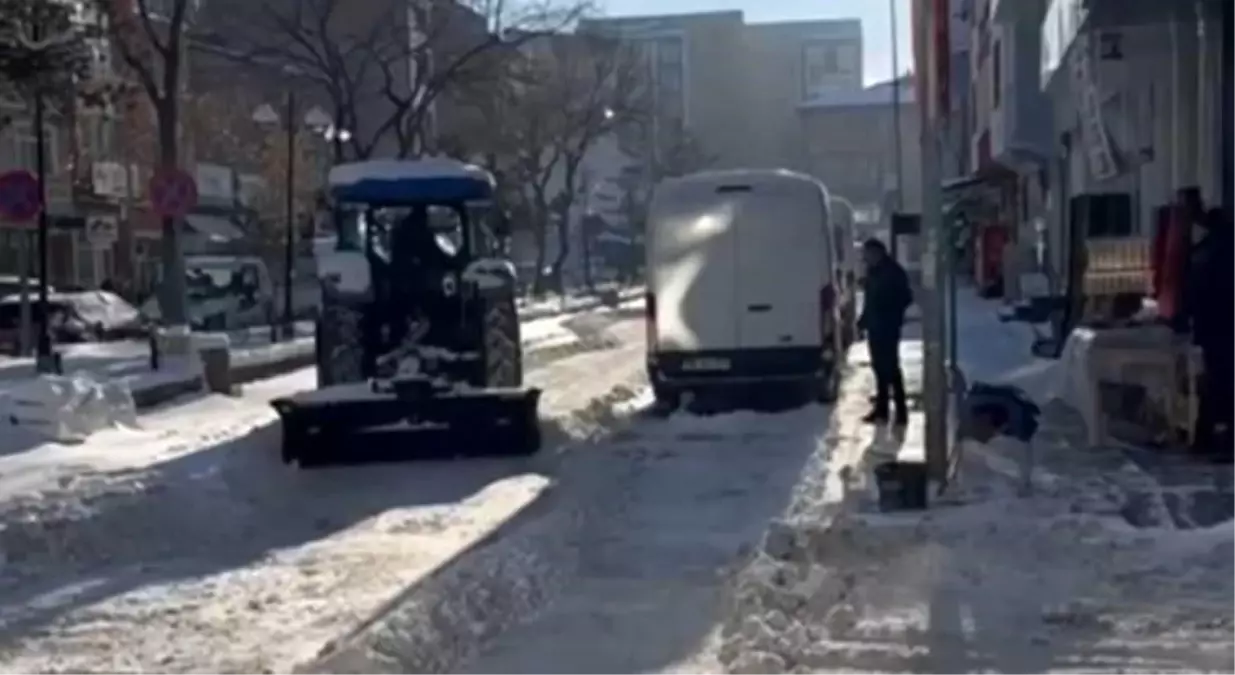 Kars\'ta Kar Mücadelesine Esnaf Desteği