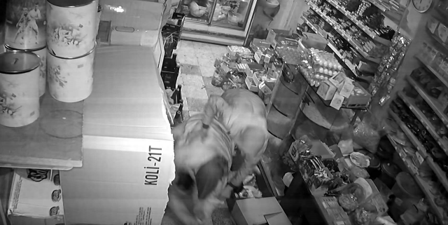 Kendisinden kaçıp markete sığınan küçük kızı önce darbetti, ardından üzerine oturup bıçakladı