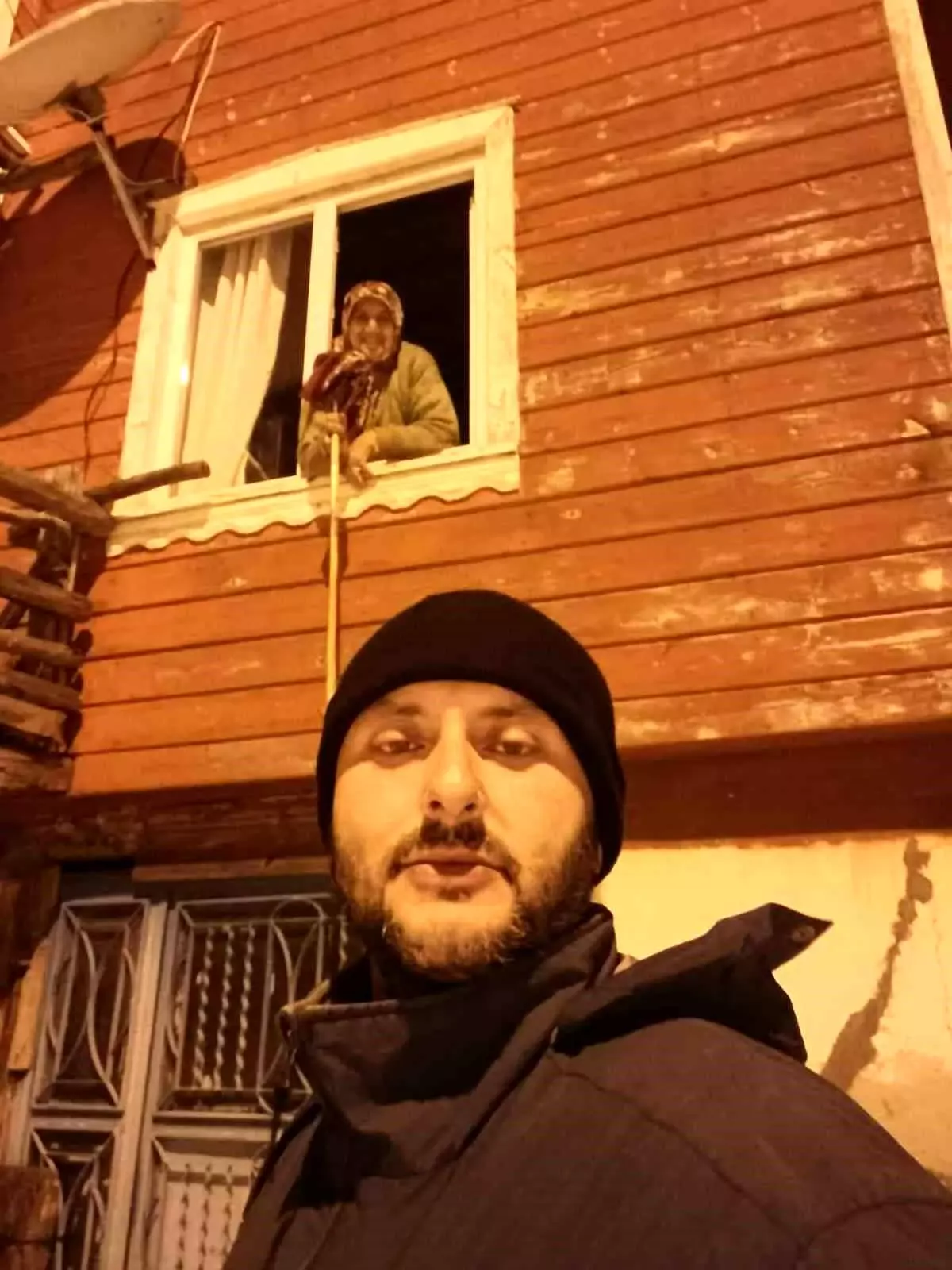 Muhtar, Yaşlı Kadının İlaçlarını 2 km Yürüyerek Ulaştırdı