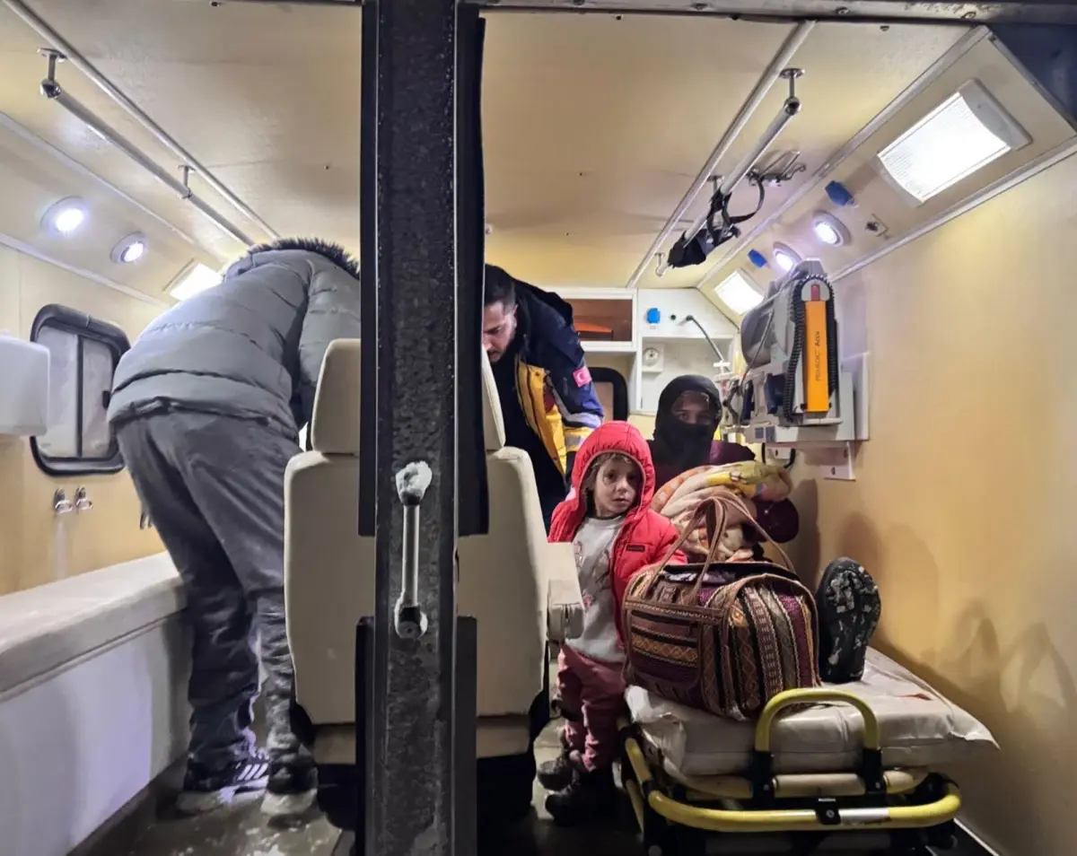 Bebekler Paletli Ambulansla Hastaneye Ulaştırıldı