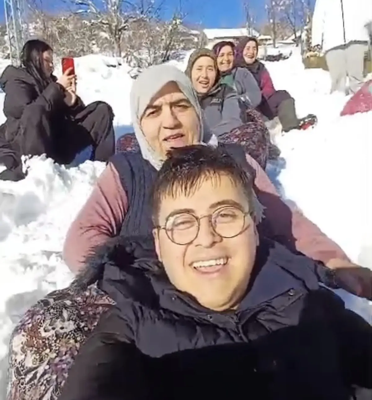 Kar Eğlencesi: Naylon Poşetle Kaydılar