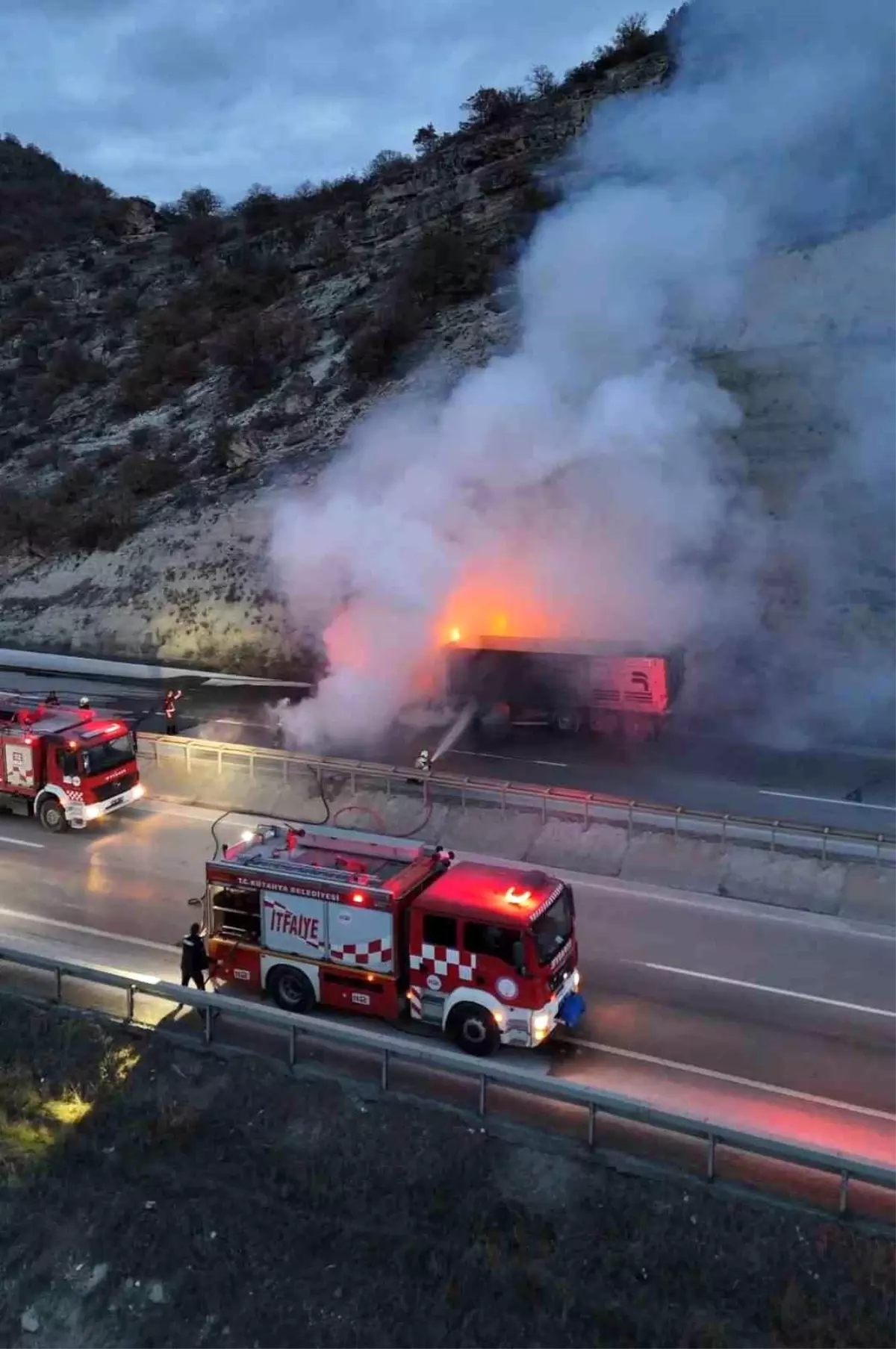 Kütahya\'da Seyir Halindeki Tır Yandı