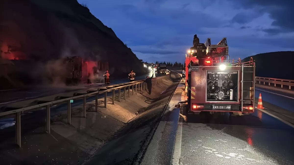 Kütahya\'da Yanan Tır Yangını Kontrol Altında