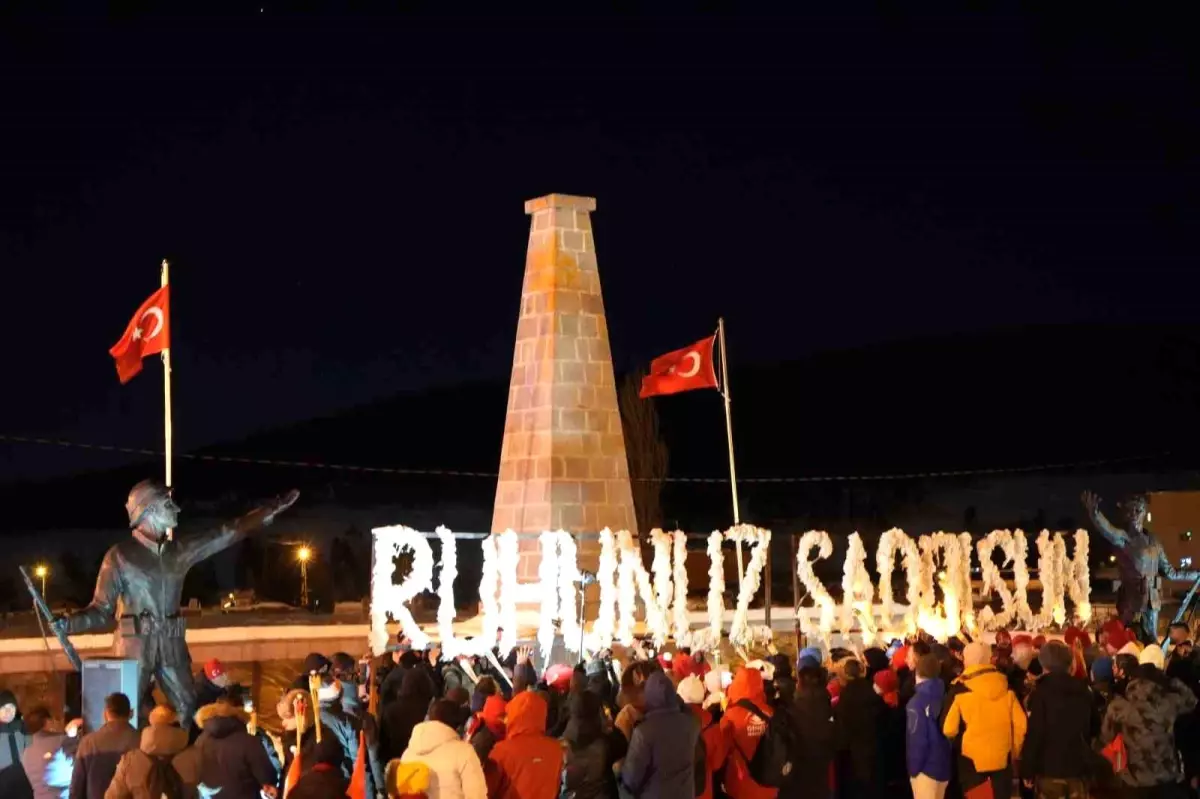 Meşalelerle şehitler için geceyi aydınlattılar