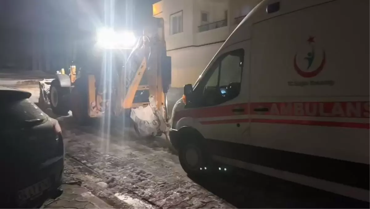 Mardin\'de Kar, 84 Yaşındaki Hastayı Sırtında Taşıttı