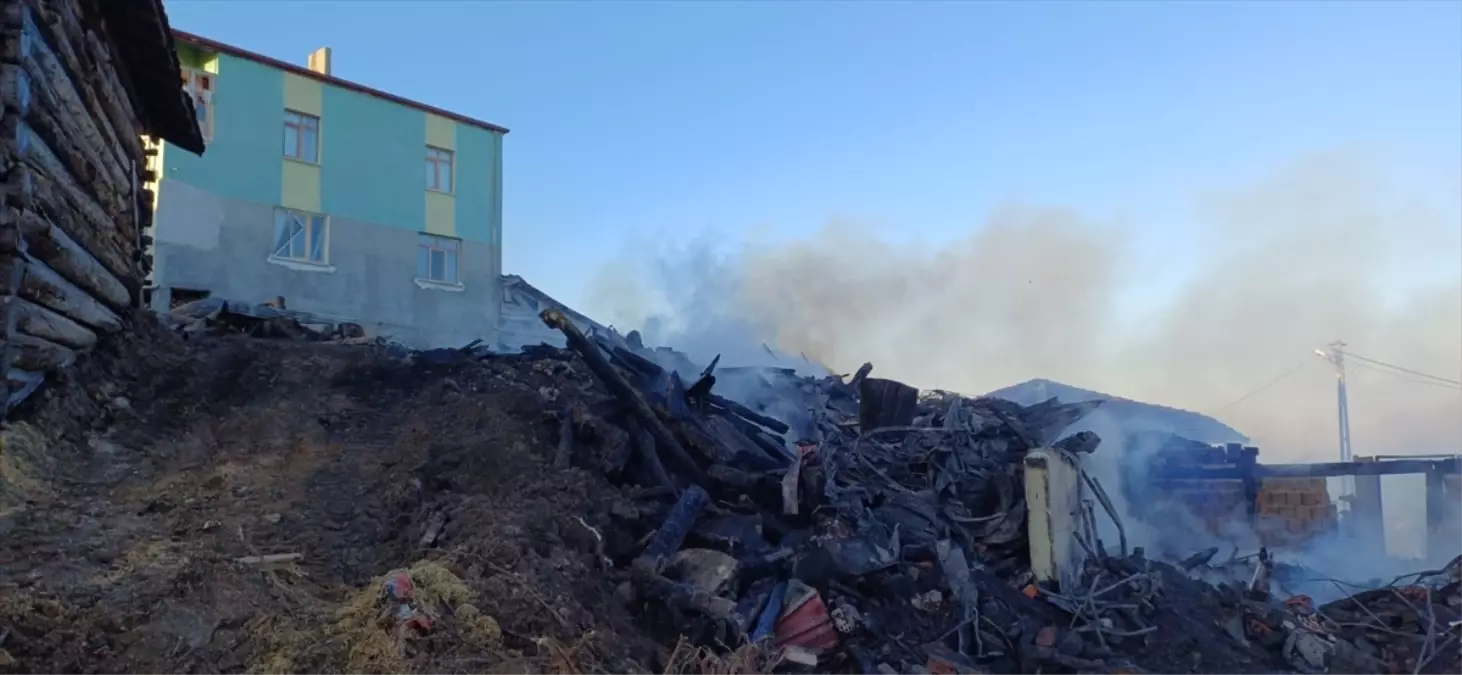 Vezirköprü\'de Yangın: İki Ahşap Ev Yandı