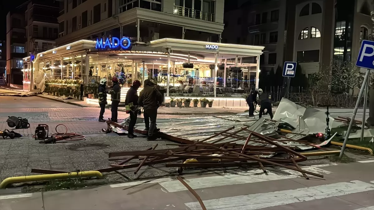 Samsun\'da Kuvvetli Rüzgar Çatı Uçurdu